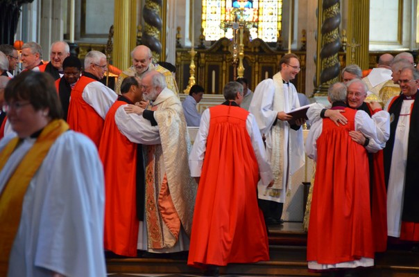 136_David Stancliffe embraces Nicholas Holtam